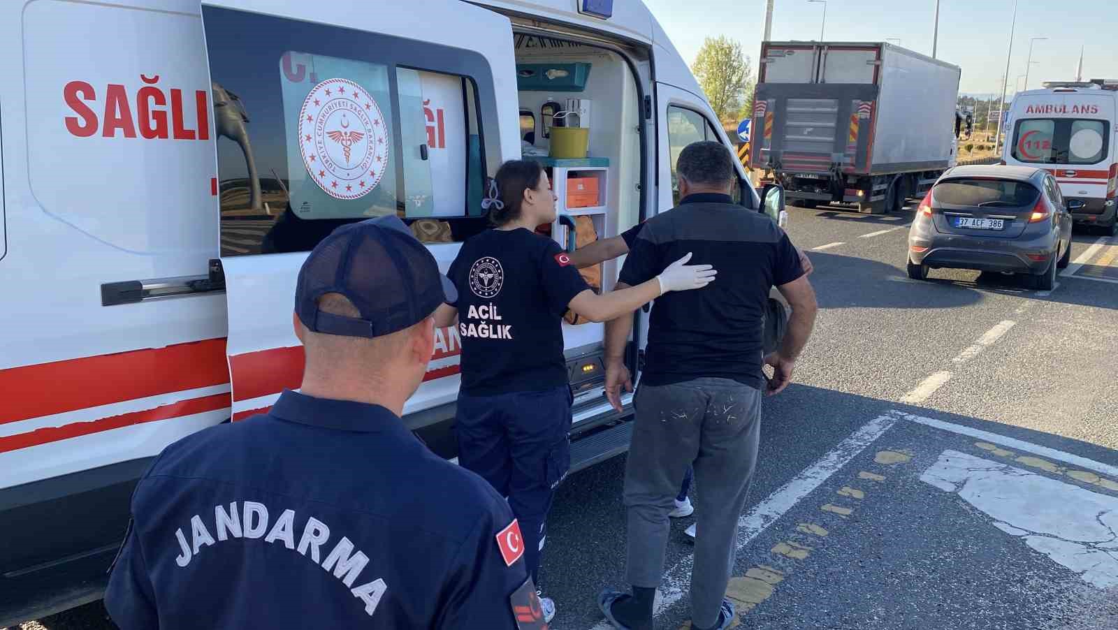 Kastamonu’da hafif ticari araç ile otomobil çarpıştı: 2 yaralı 