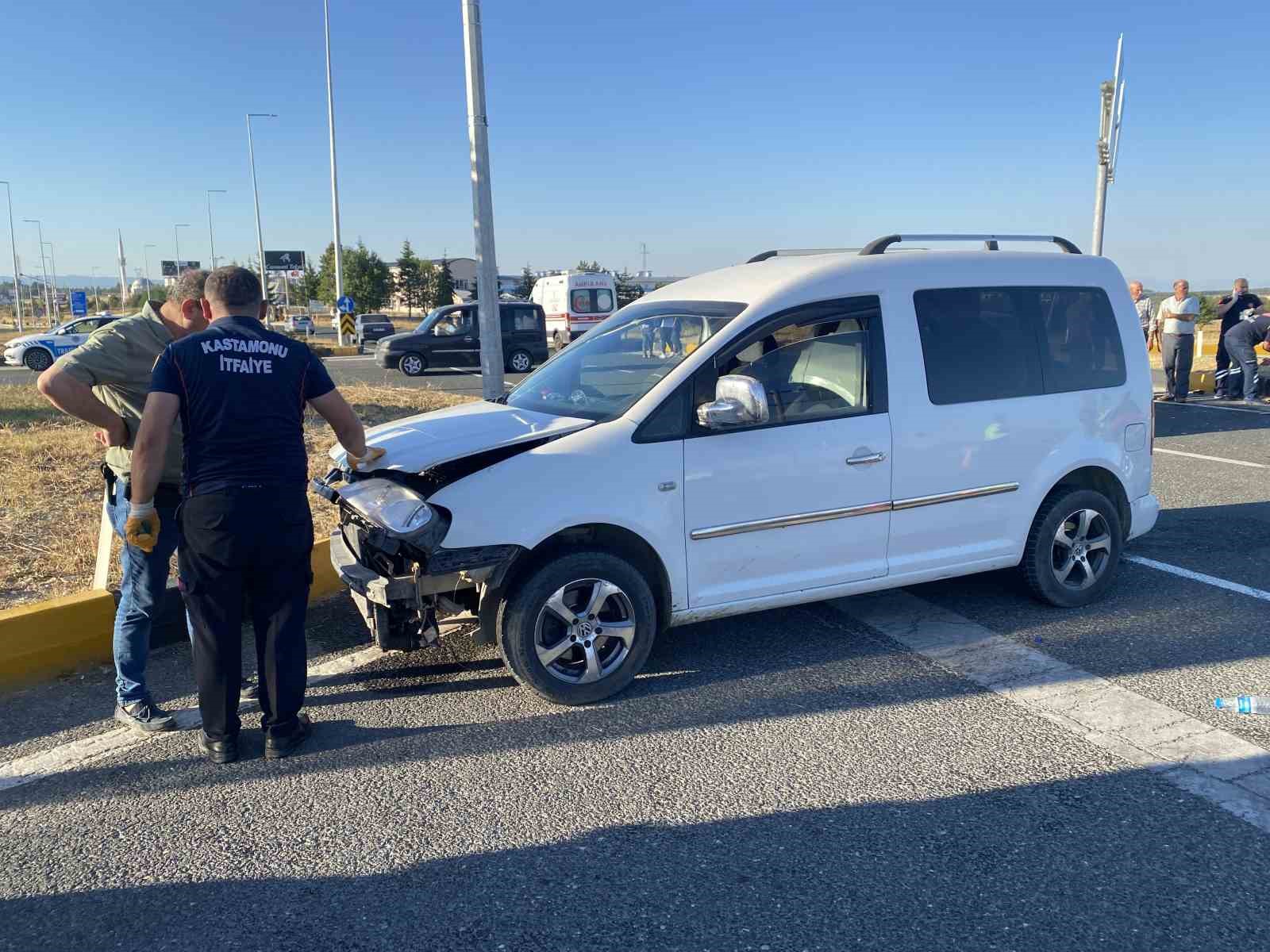 Kastamonu’da hafif ticari araç ile otomobil çarpıştı: 2 yaralı 