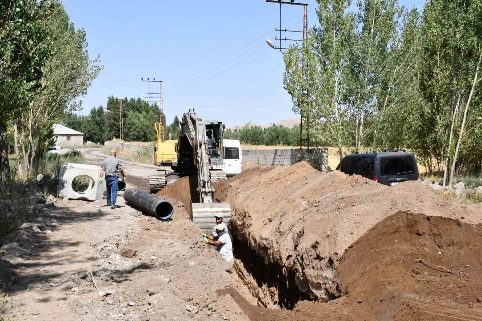 Patnos’ta yol ve altyapı çalışmaları hızlandı. 