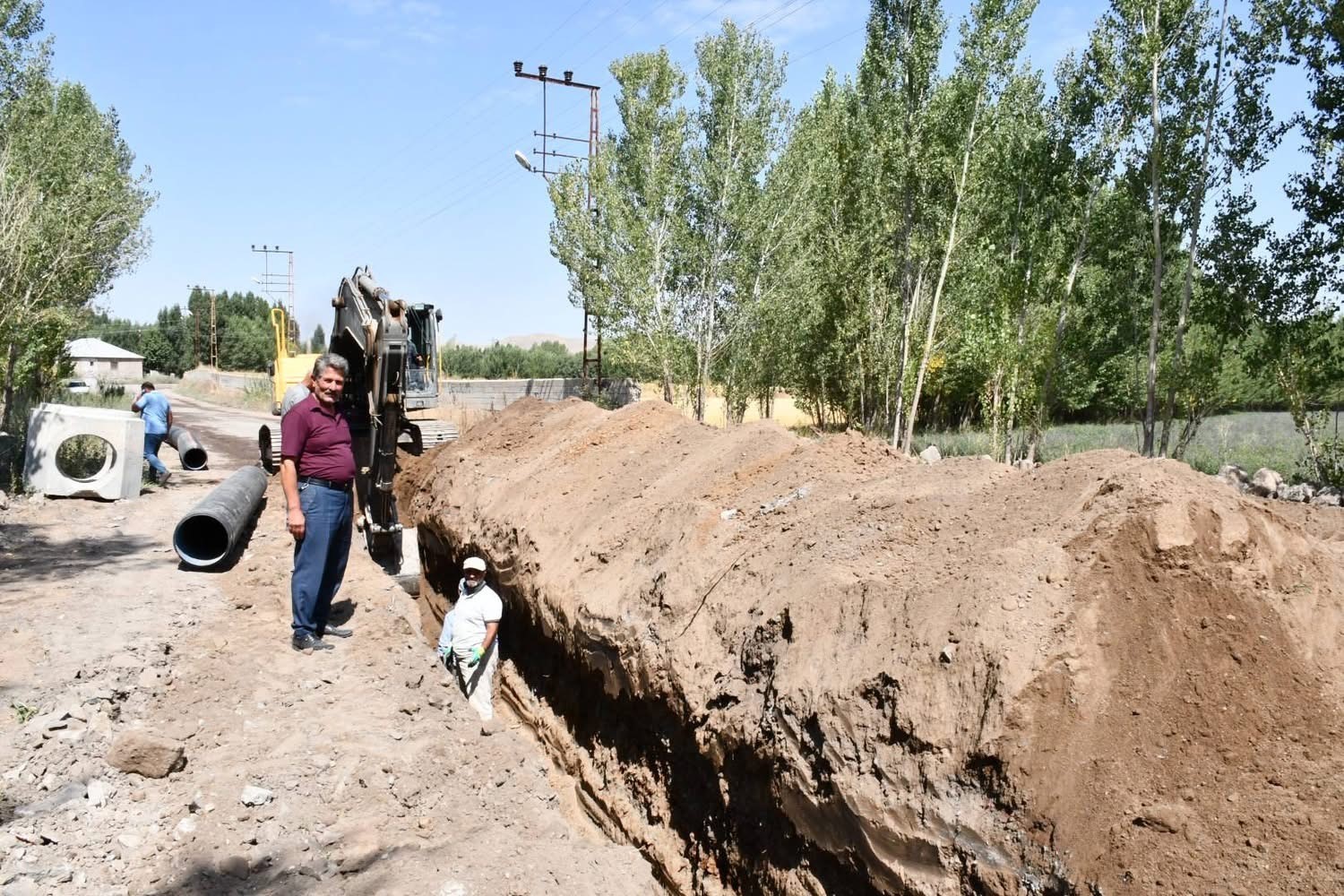 Patnos’ta yol ve altyapı çalışmaları hızlandı. 