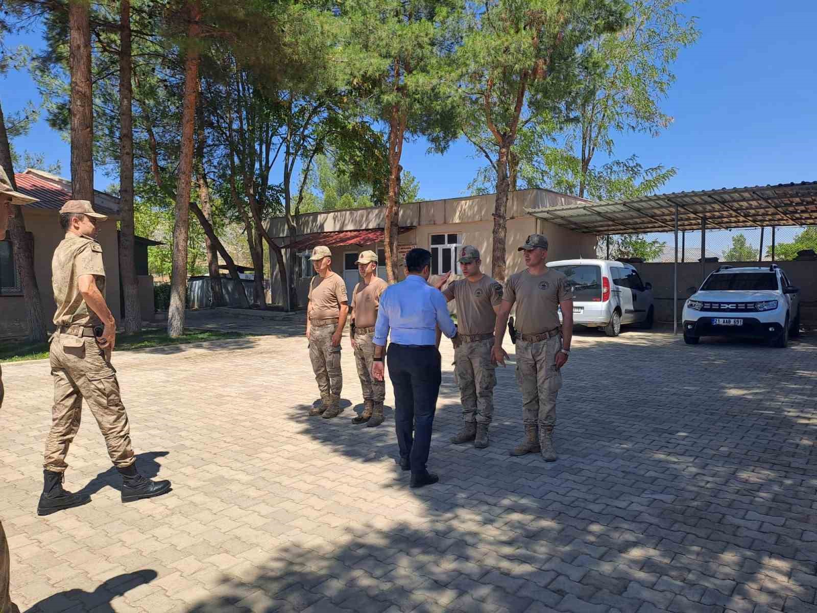 Dicle Kaymakamı Atış, şehit ailesi, asker ve vatandaşlarla buluştu 