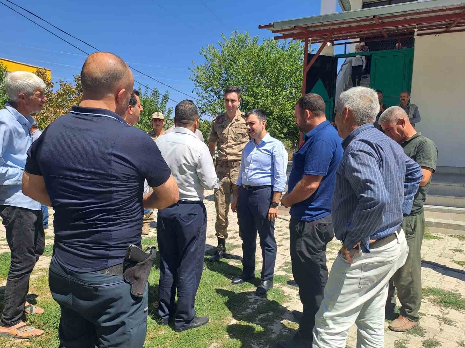 Dicle Kaymakamı Atış, şehit ailesi, asker ve vatandaşlarla buluştu 