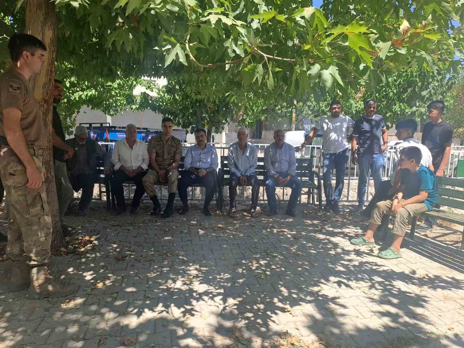 Dicle Kaymakamı Atış, şehit ailesi, asker ve vatandaşlarla buluştu 