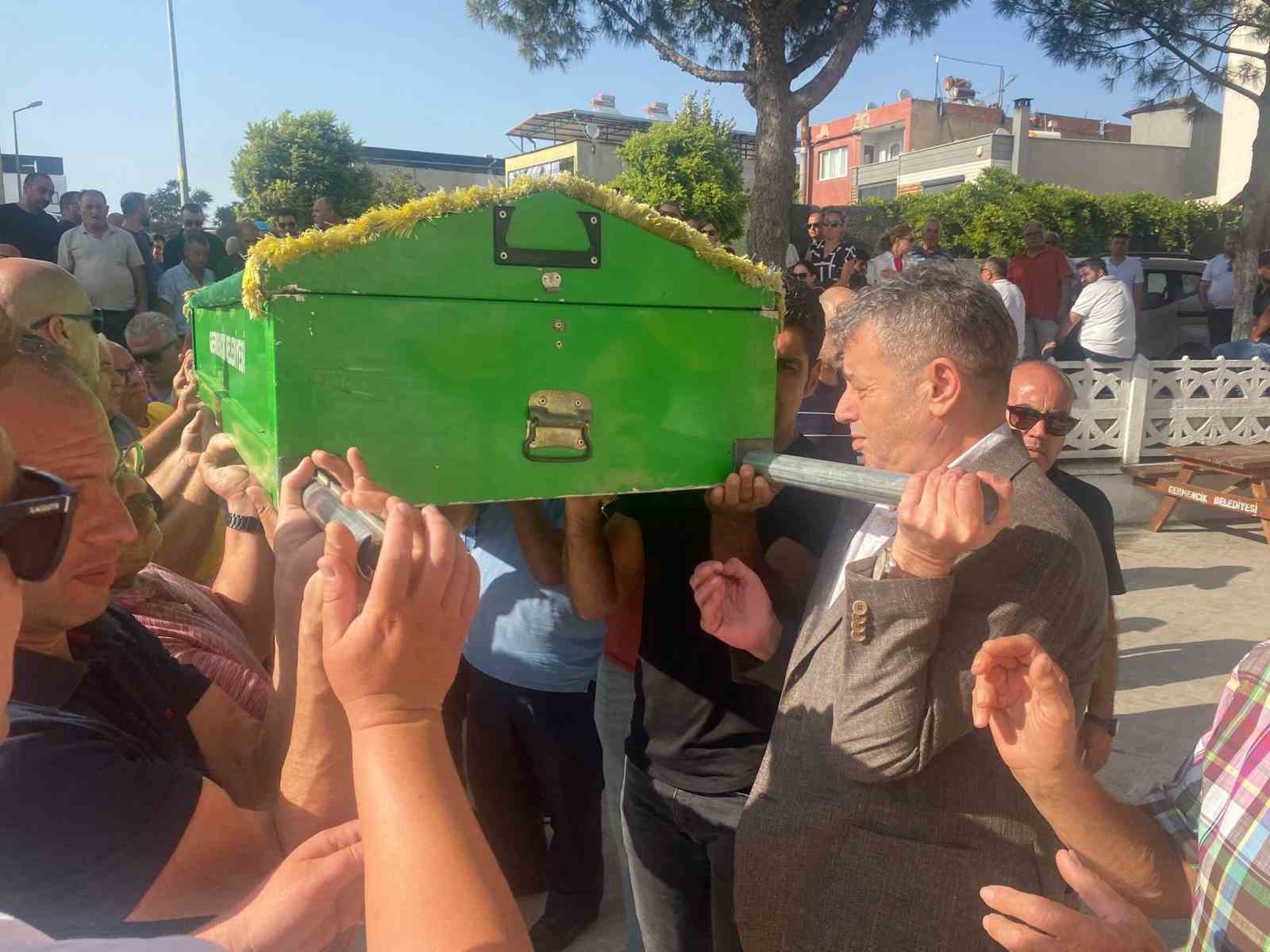 Bıçaklı saldırıda hayatını kaybeden taksi şoförü toprağa verildi 