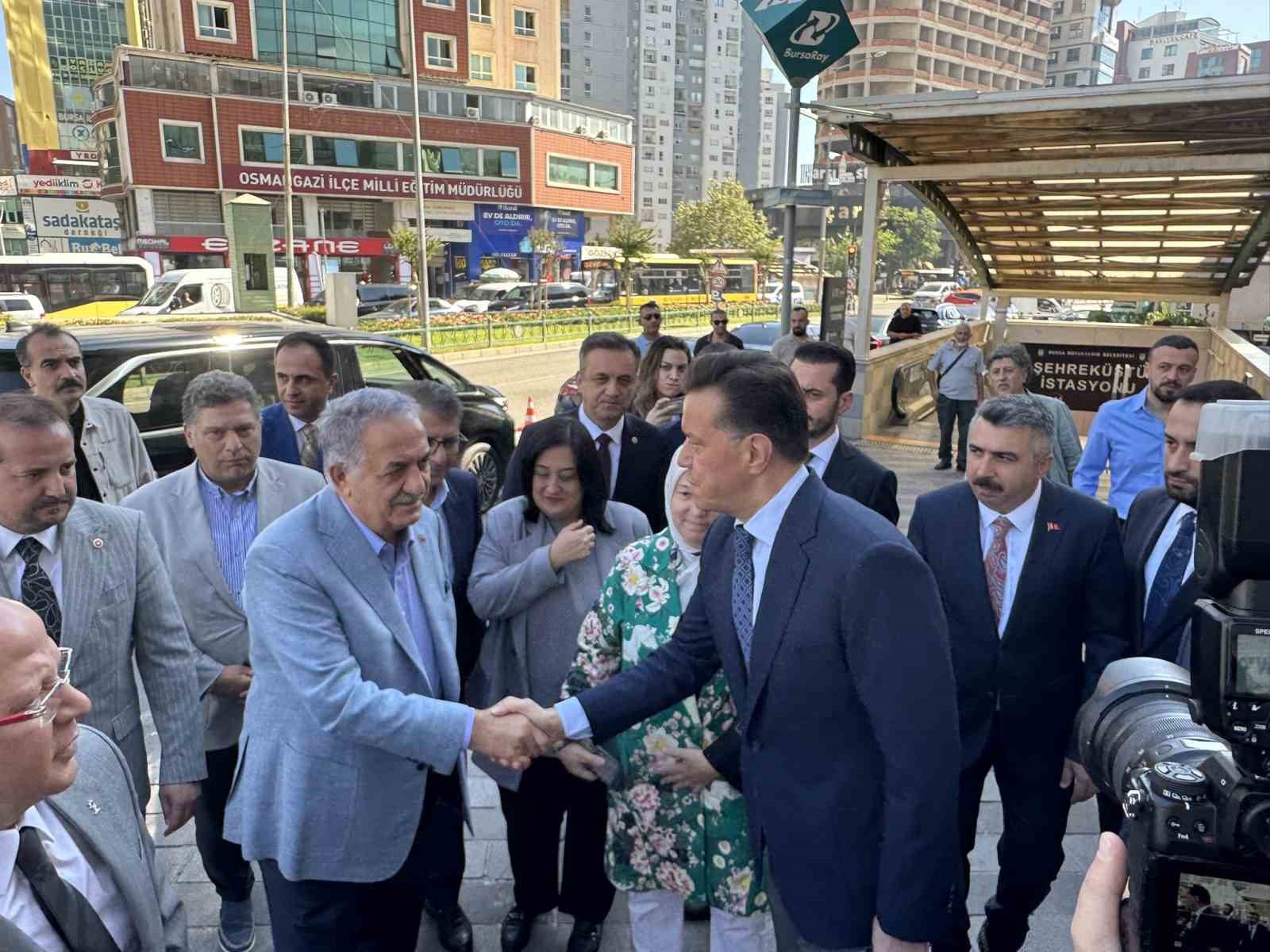 Nebi Hatipoğlu, partisinin Bursa il ve ilçe teşkilatlarını ziyaret etti 