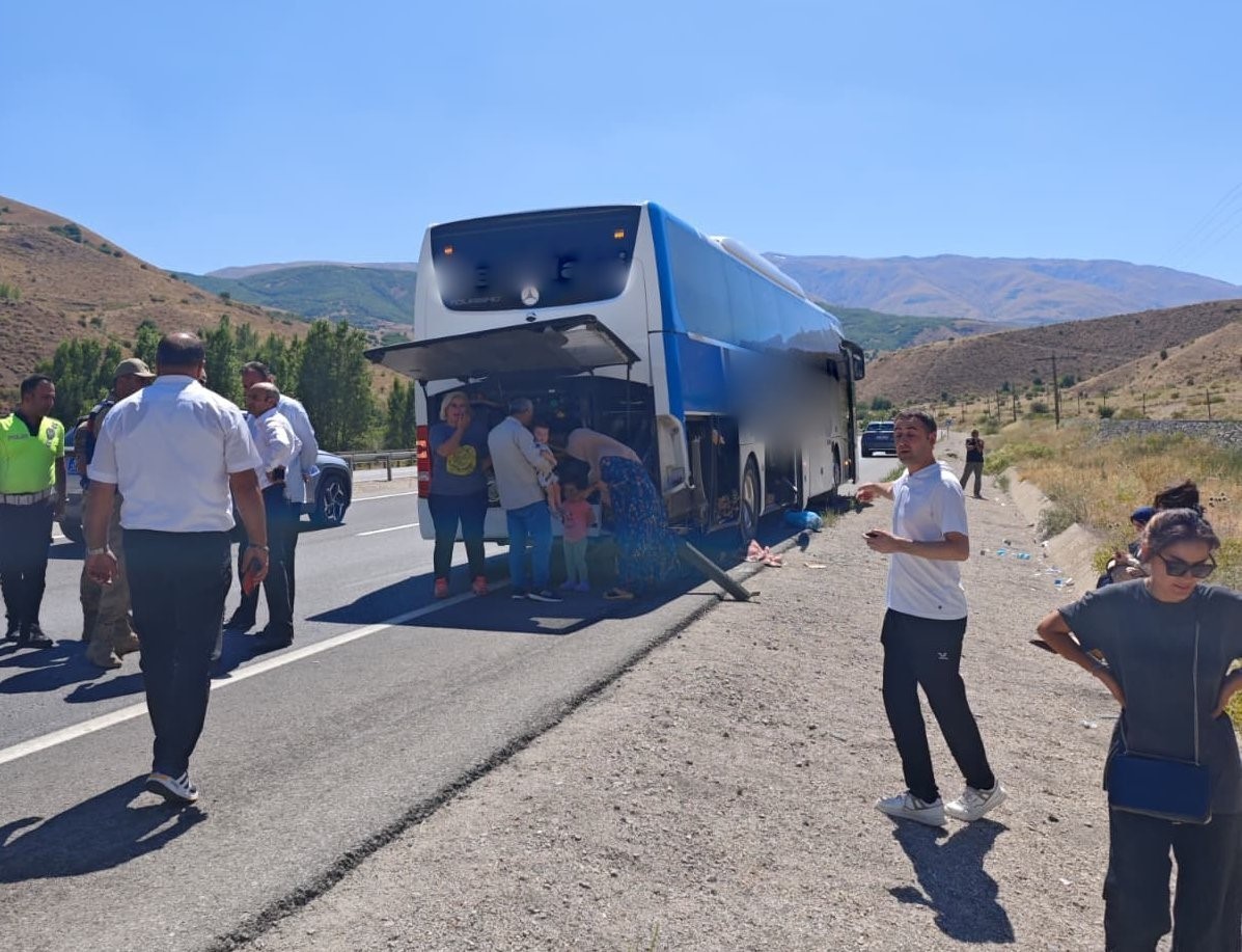 Yolcu otobüsünün dinlenme kabininden yola savrulan ikinci şoför öldü