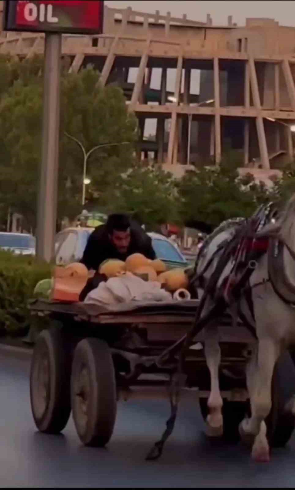 Şam’da karpuz yüklü at arabası trafiği birbirine kattı 