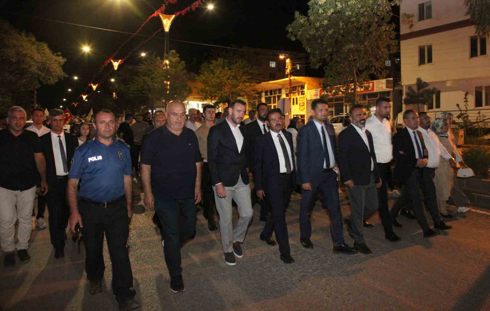Ahlat’ta Malazgirt Zaferi’nin 954. yıl dönümünde dev Türk bayraklı fener alayı 