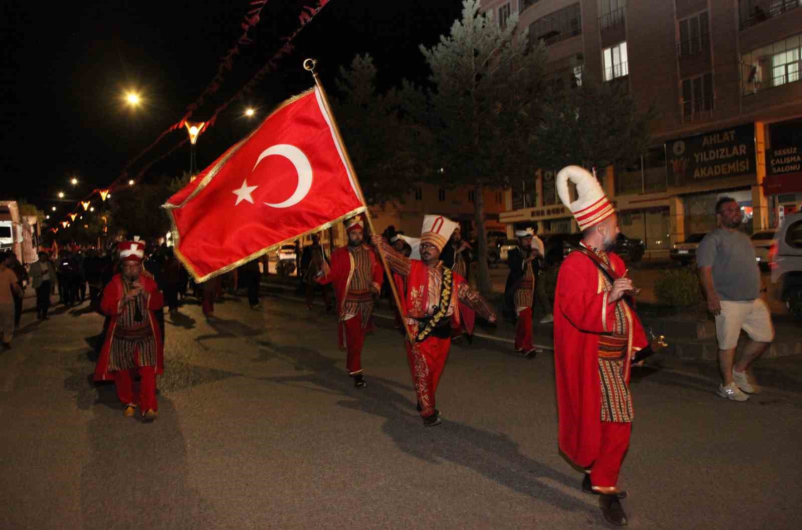 Ahlat’ta Malazgirt Zaferi’nin 954. yıl dönümünde dev Türk bayraklı fener alayı 