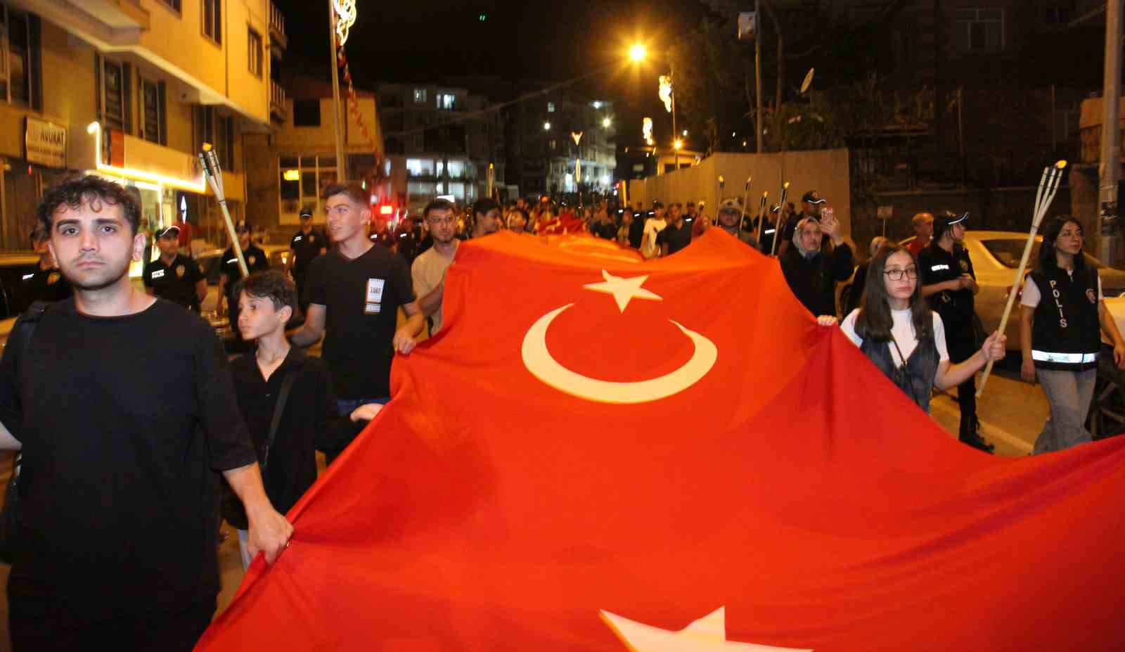 Ahlat’ta Malazgirt Zaferi’nin 954. yıl dönümünde dev Türk bayraklı fener alayı 