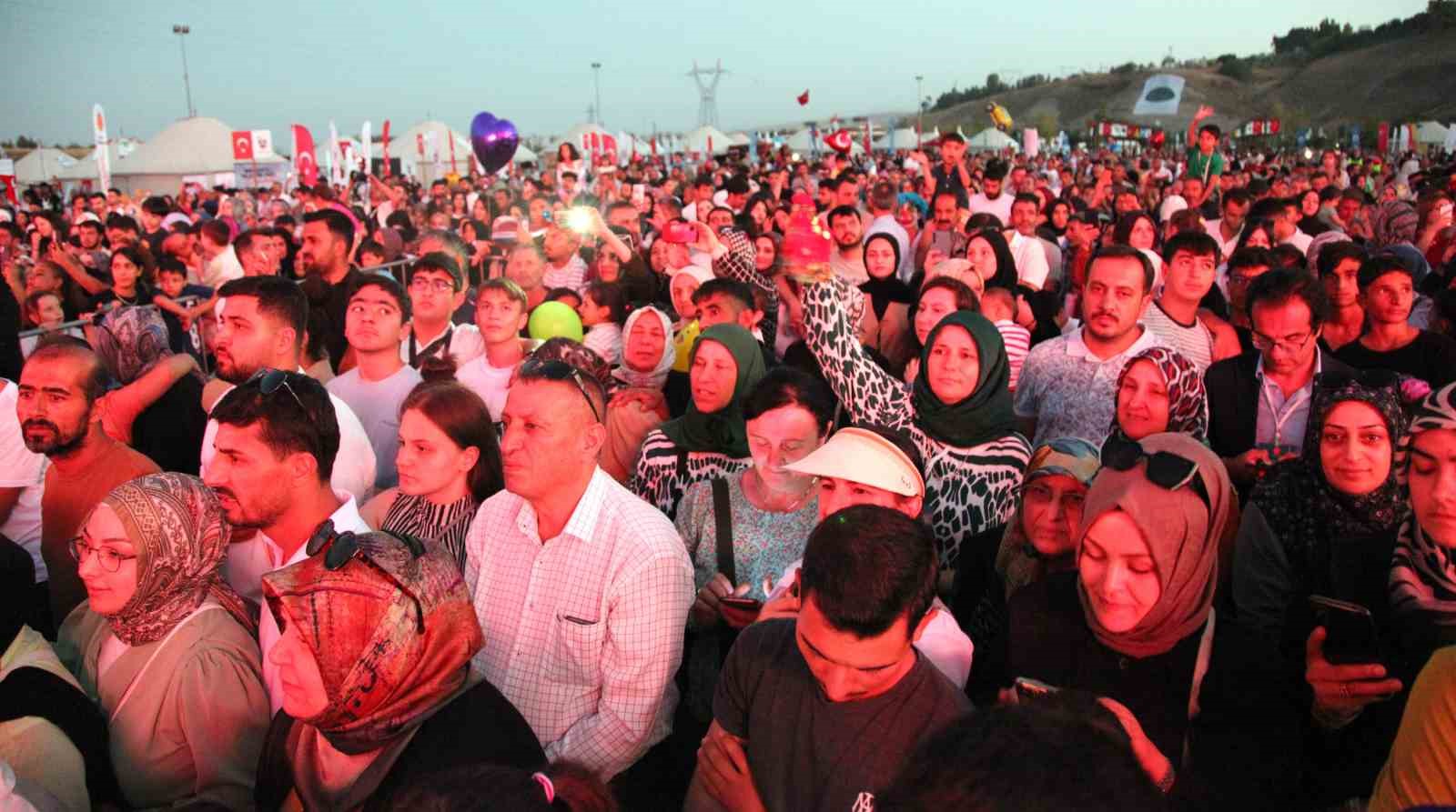 Ahlat’ta konser veren Yavuz Bingöl, Gazze’deki zulme dikkat çekti 