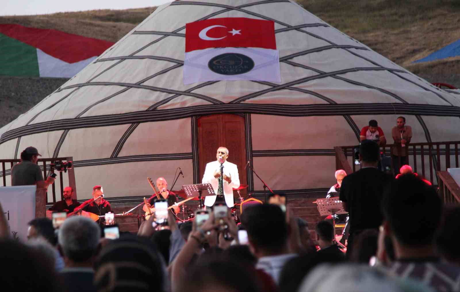 Ahlat’ta konser veren Yavuz Bingöl, Gazze’deki zulme dikkat çekti 
