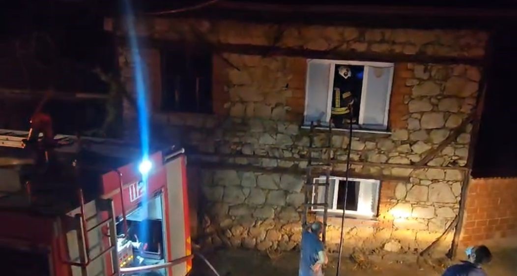 Tavşanlı’da çıkan yangında 4 ev kullanılamaz hale geldi 