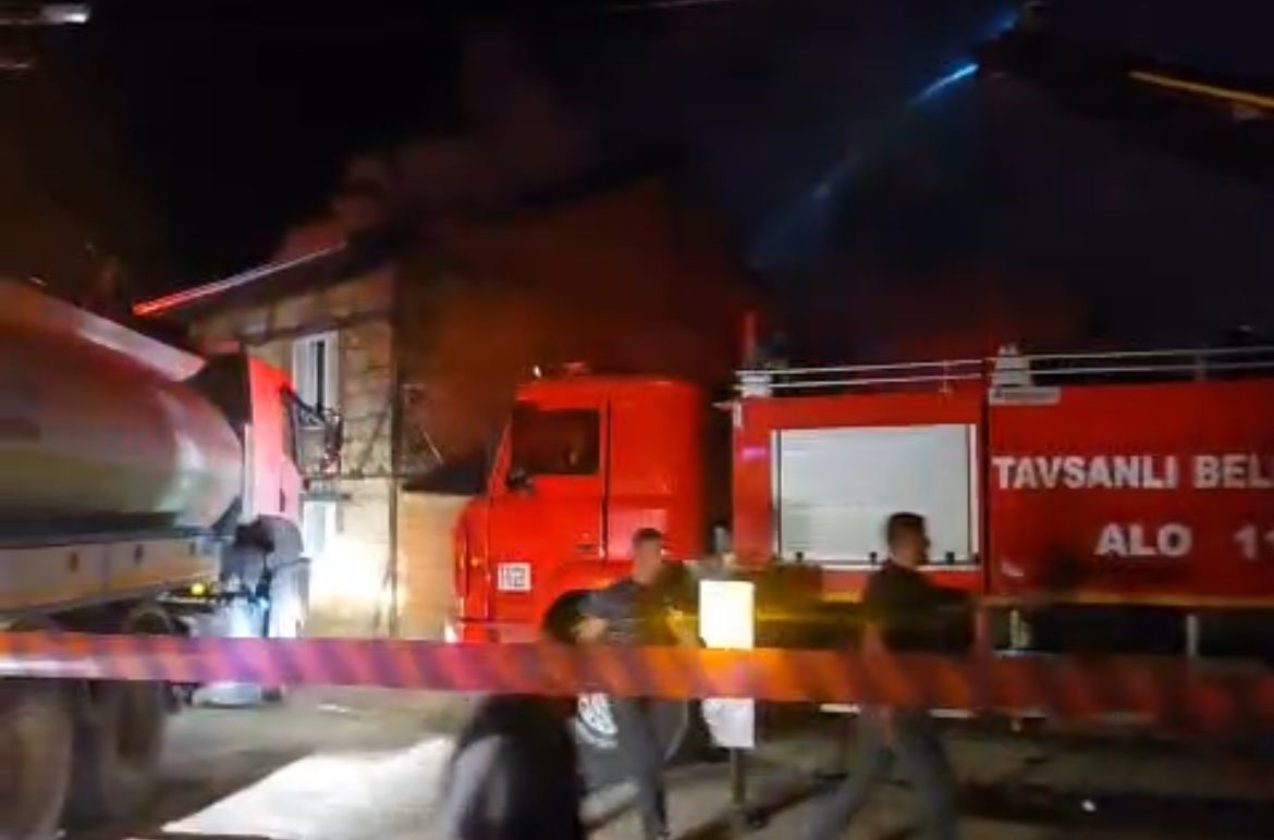 Tavşanlı’da çıkan yangında 4 ev kullanılamaz hale geldi 