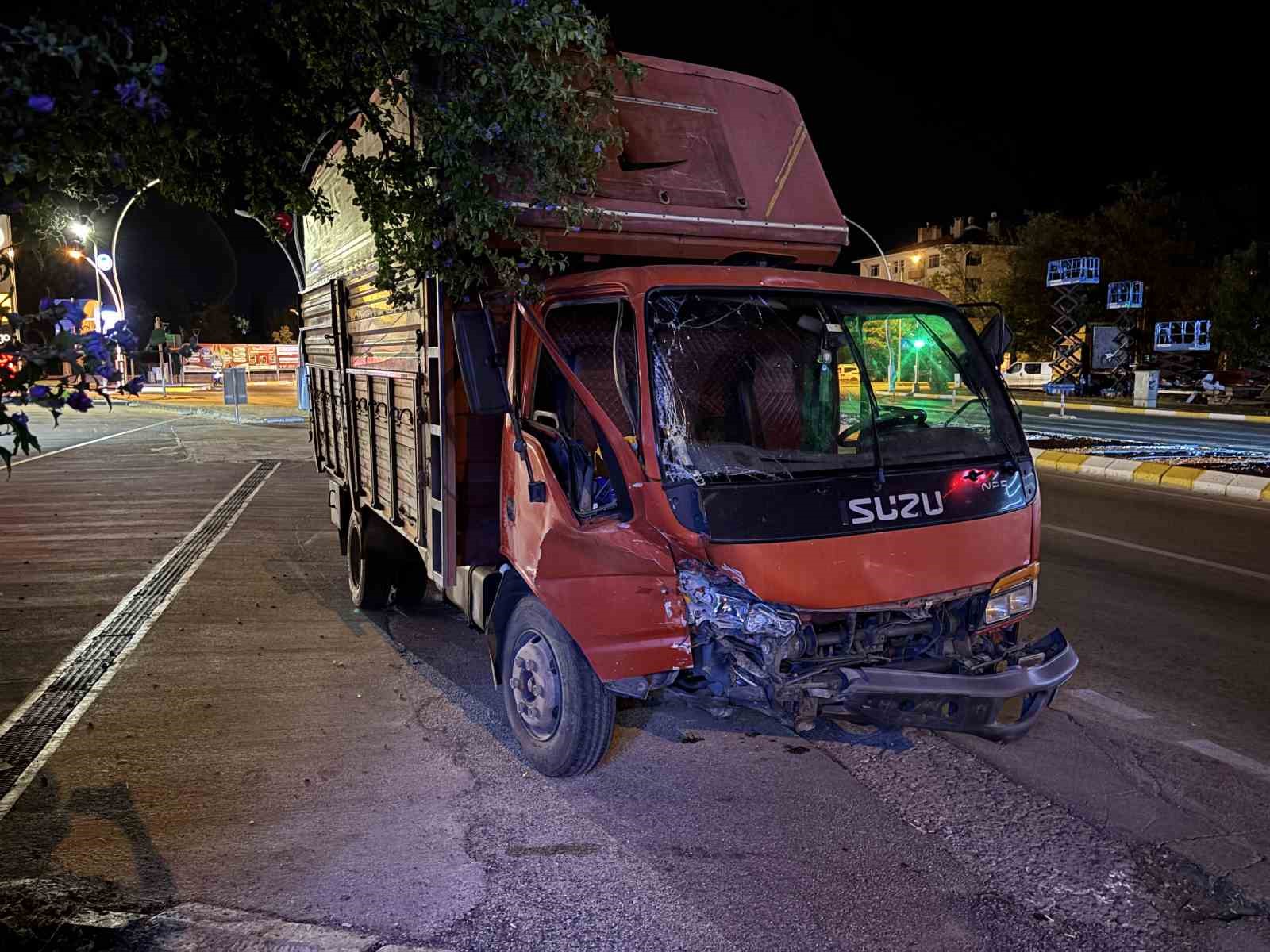 Edirne’de otomobil ile kamyonet çarpıştı: 3 yaralı 