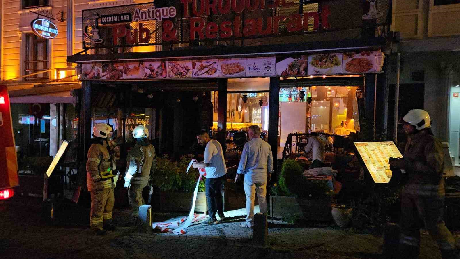 Fatih’e otelde korkutan yangın: Konaklayanlar tahliye edildi 
