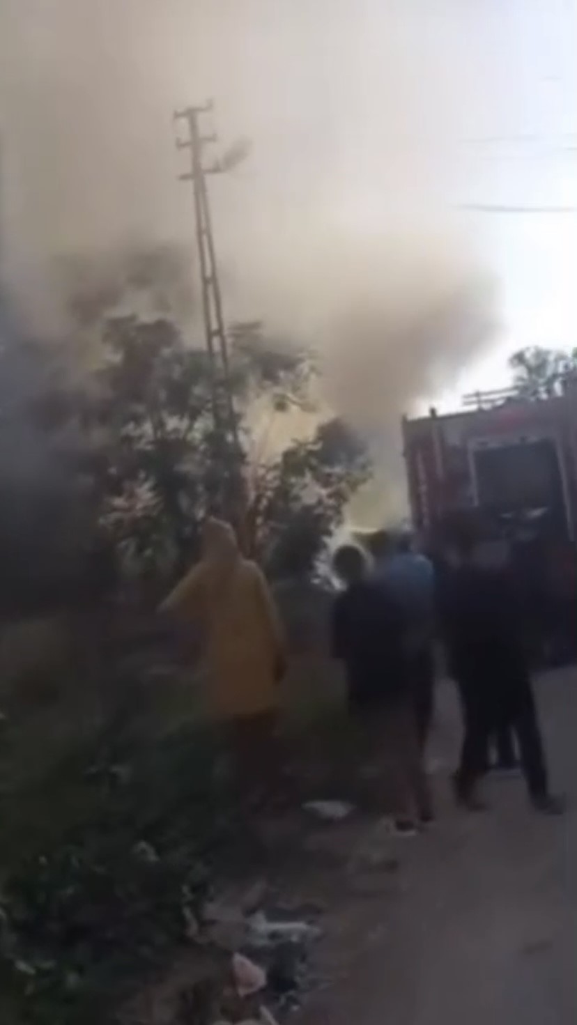 Samandağ’da çıkan yangında konteyner kullanılamaz hale geldi 