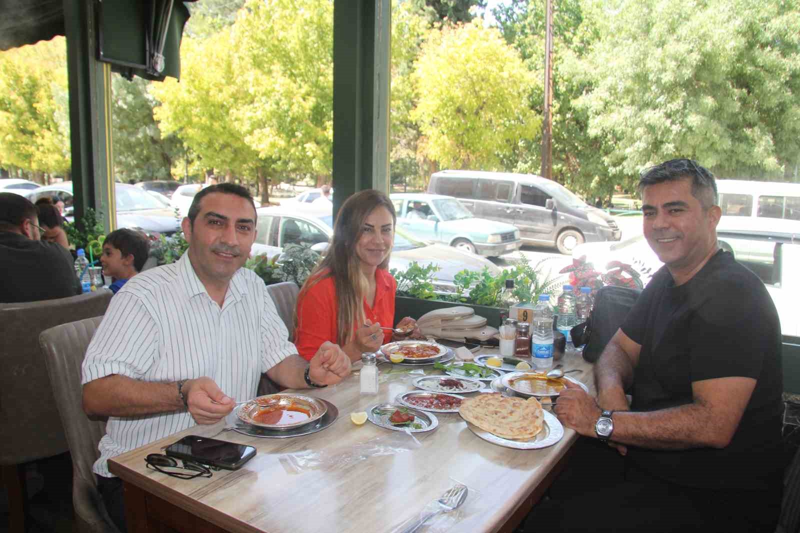 Grip olan Gaziantepliler, yazın da şifayı beyran ve kelle paçada buldu 