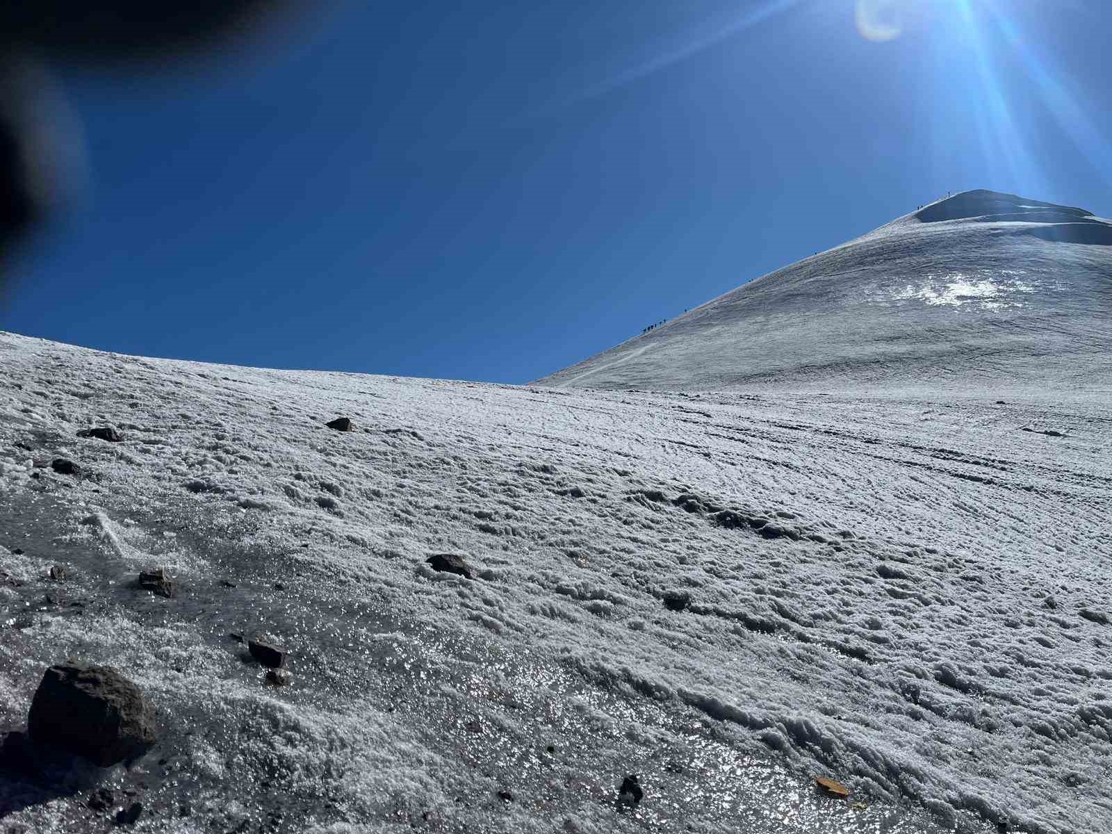 Eskişehirli 4 dağcı Ağrı Dağı’nın zirvesine tırmandı 