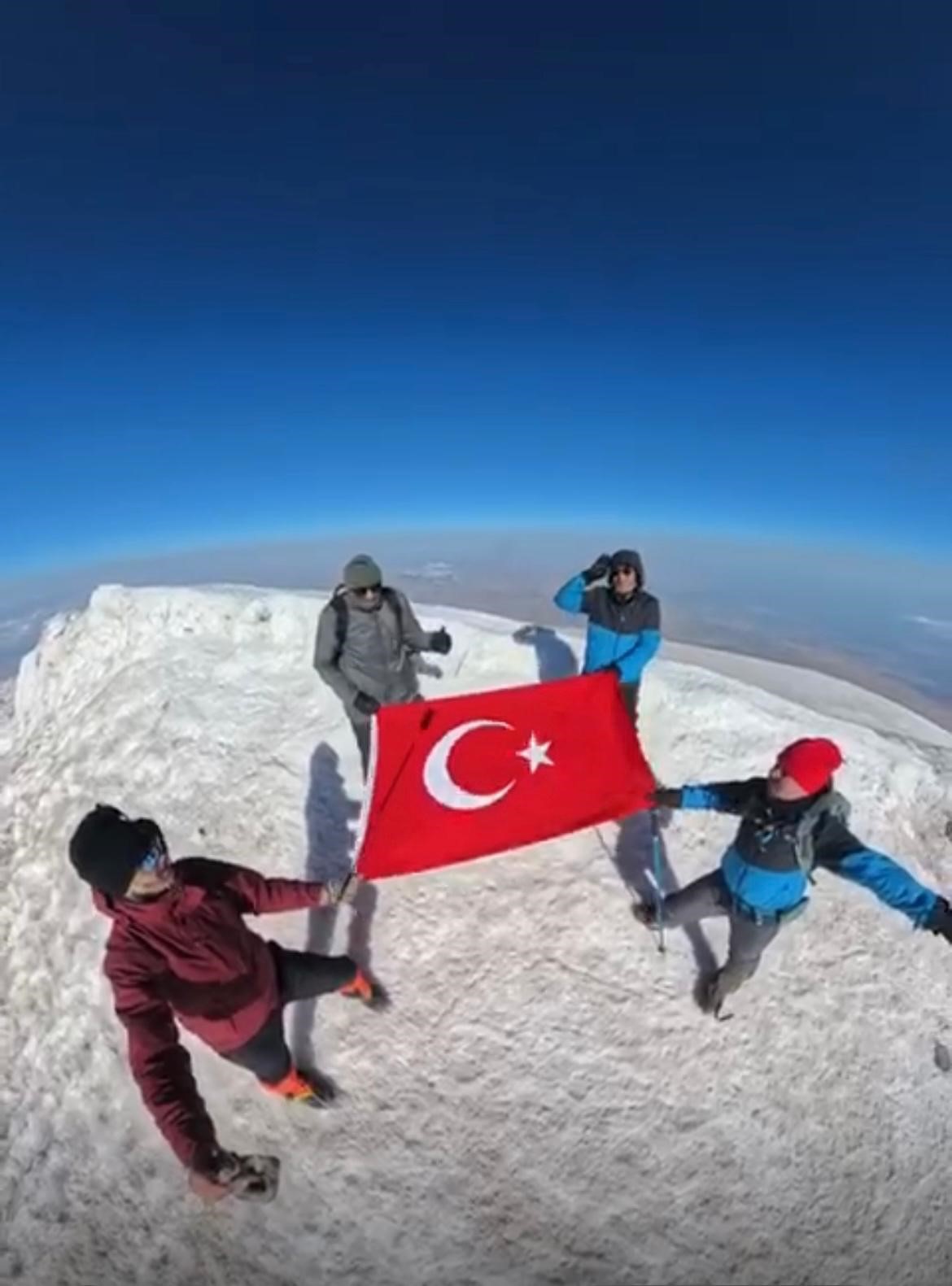 Eskişehirli 4 dağcı Ağrı Dağı’nın zirvesine tırmandı 