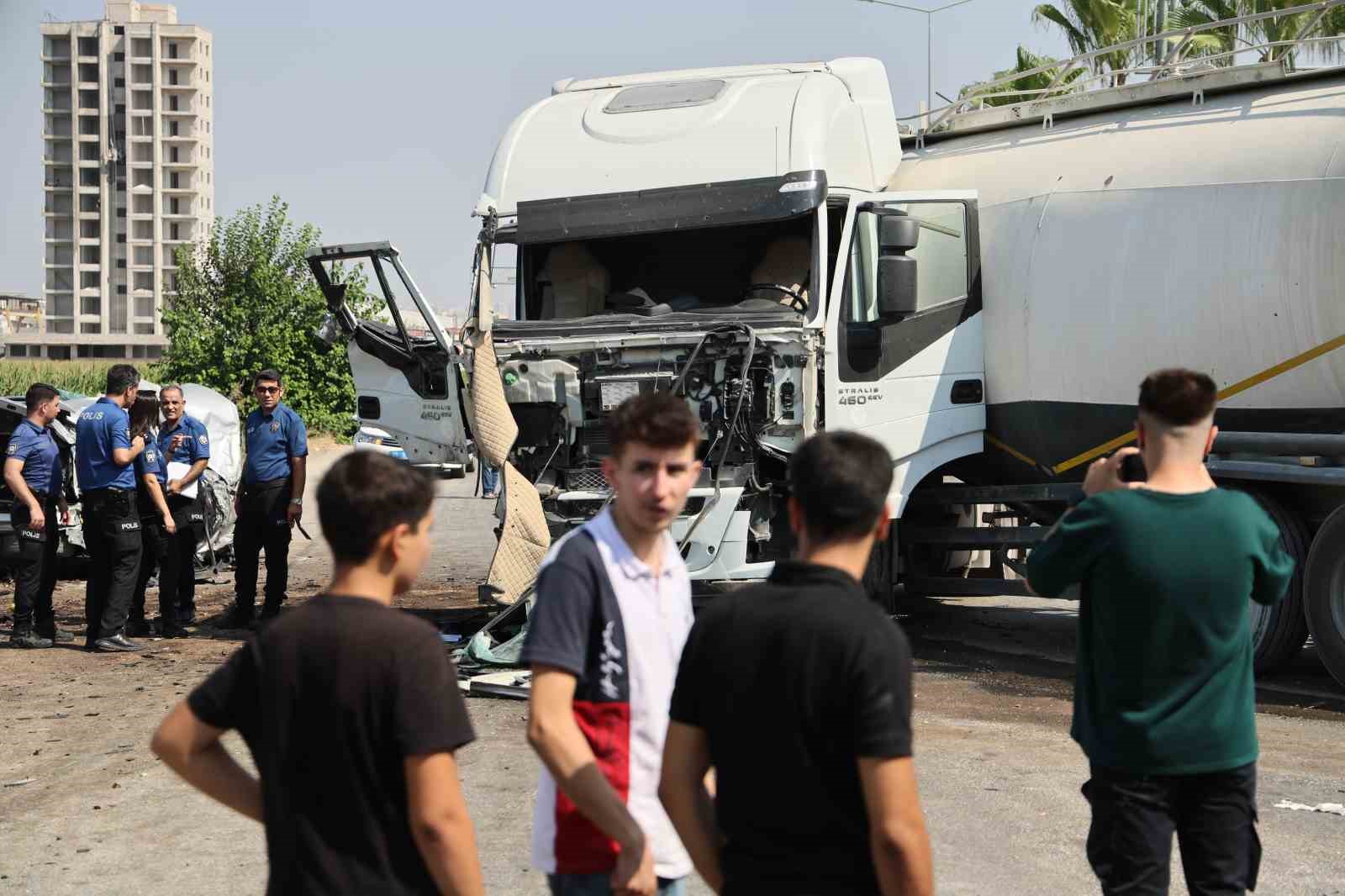 Tanker karşı şeride geçip otomobile çarptı, kamyon yan devrildi: 2 yaralı 