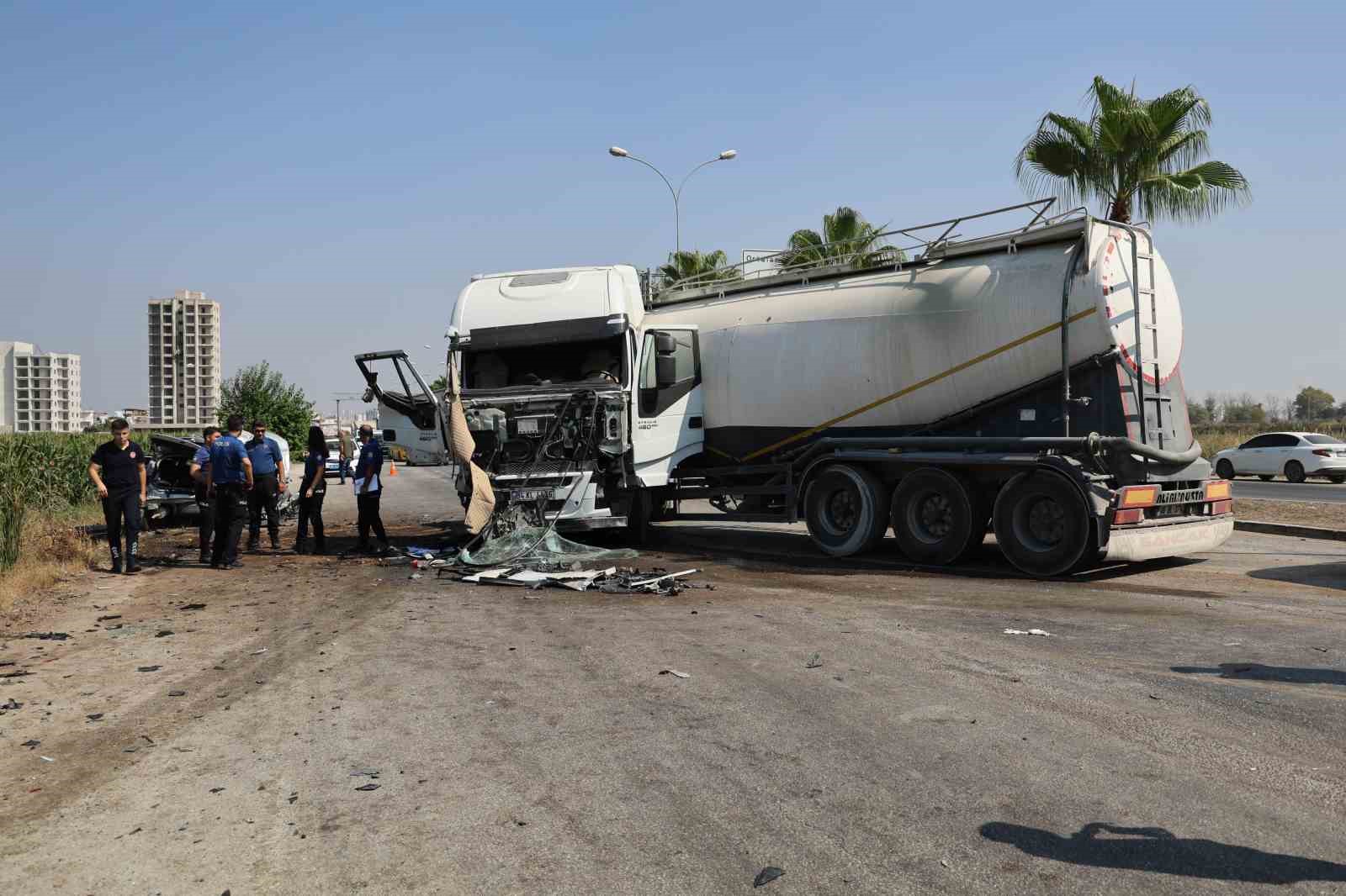 Tanker karşı şeride geçip otomobile çarptı, kamyon yan devrildi: 2 yaralı 