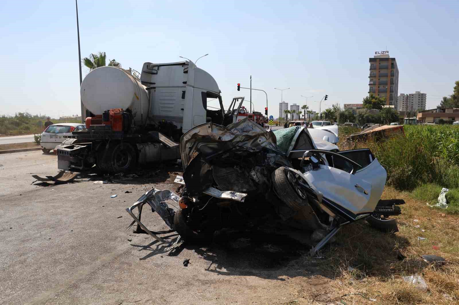 Tanker karşı şeride geçip otomobile çarptı, kamyon yan devrildi: 2 yaralı 