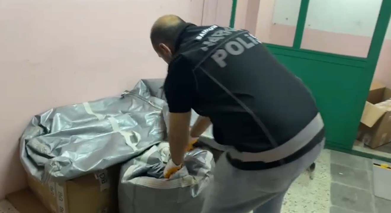 Samsun polisi dijital takiple 171 bin 824 adet sentetik ecza ele geçirdi: 5 gözaltı 