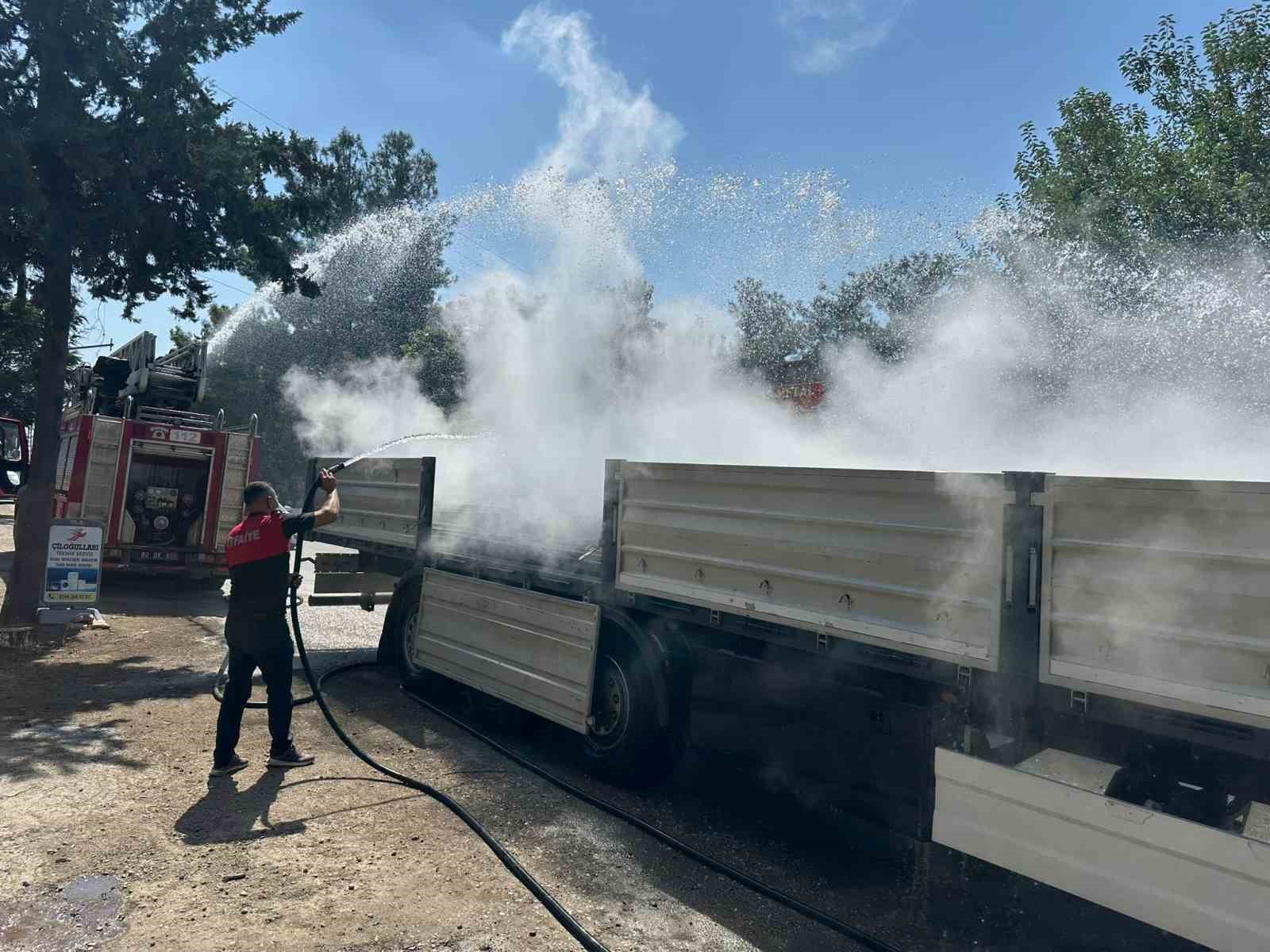 Osmaniye’de demir yüklü tırda çıkan yangın söndürüldü 
