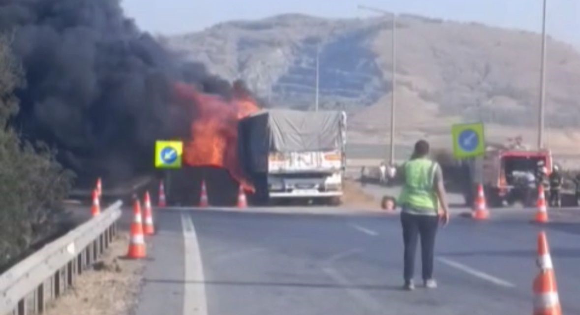 TAG Otoyolu’nda arpa yüklü tır yandı, sürücü yaralandı 