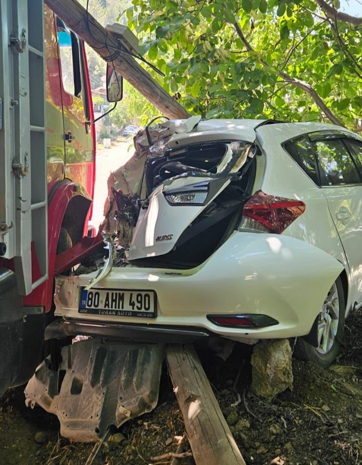 Kontrolden çıkan kamyon otomobile çarparak durdu 