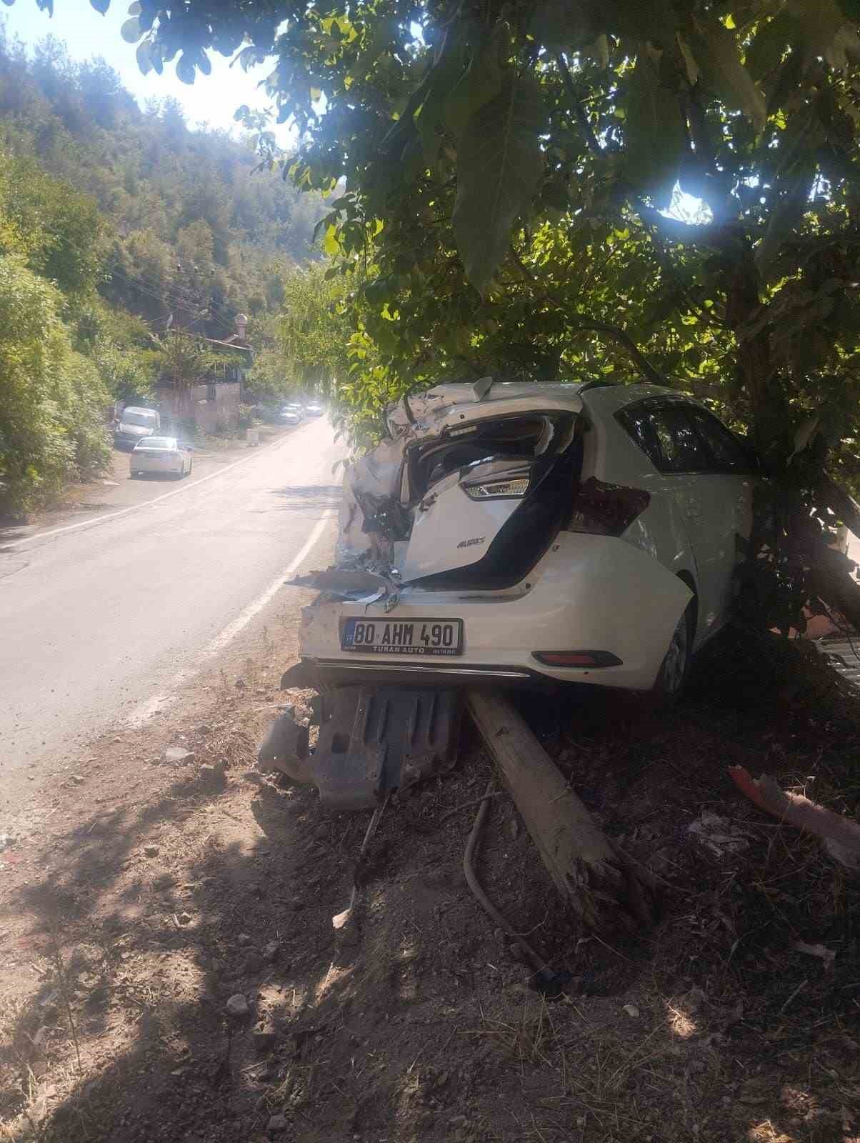 Kontrolden çıkan kamyon otomobile çarparak durdu 