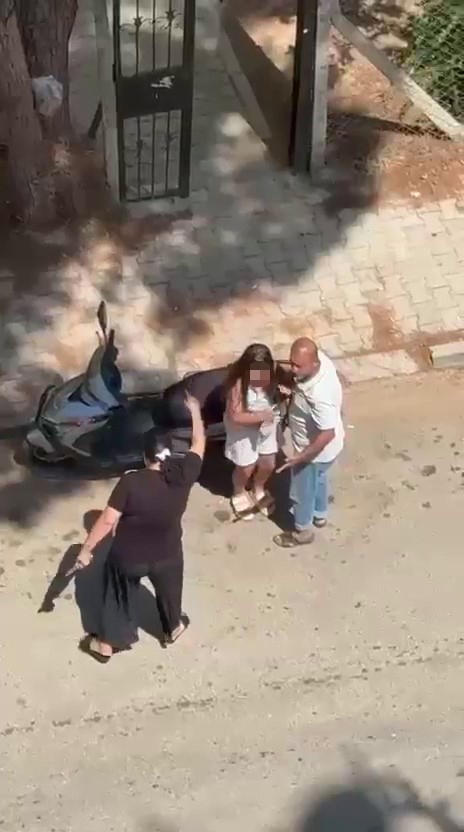 Kızını bıçakla kovaladı, o anlar kamerada 