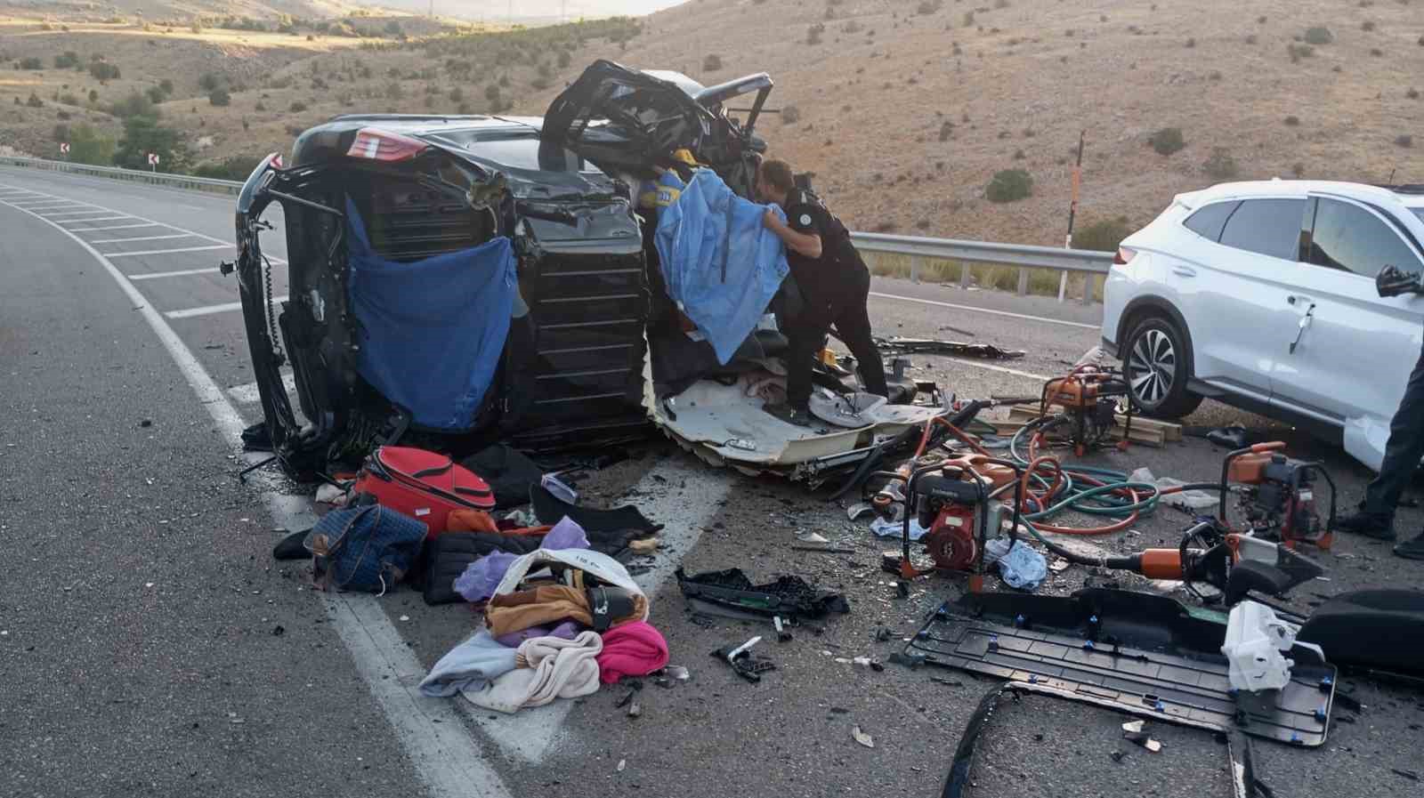Malatya-Kayseri karayolu Akçadağ ilçesinde hafif ticari araç ile otomobilin kafa kafaya çarpışması sonucu ilk belirlemelere göre 4 kişi hayatını...
