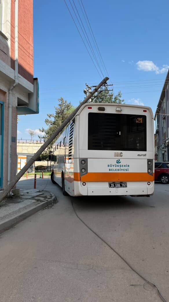 Belediye otobüsü elektrik direğini devirdi 