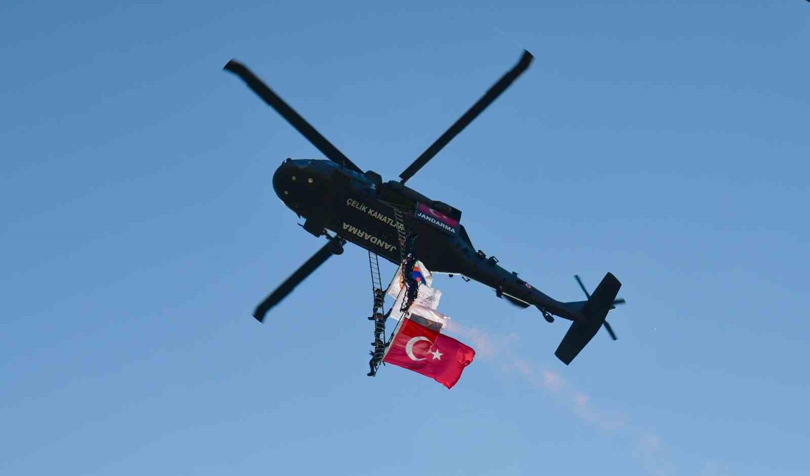Malazgirt’te Çelik Kanatlar göz kamaştırdı 