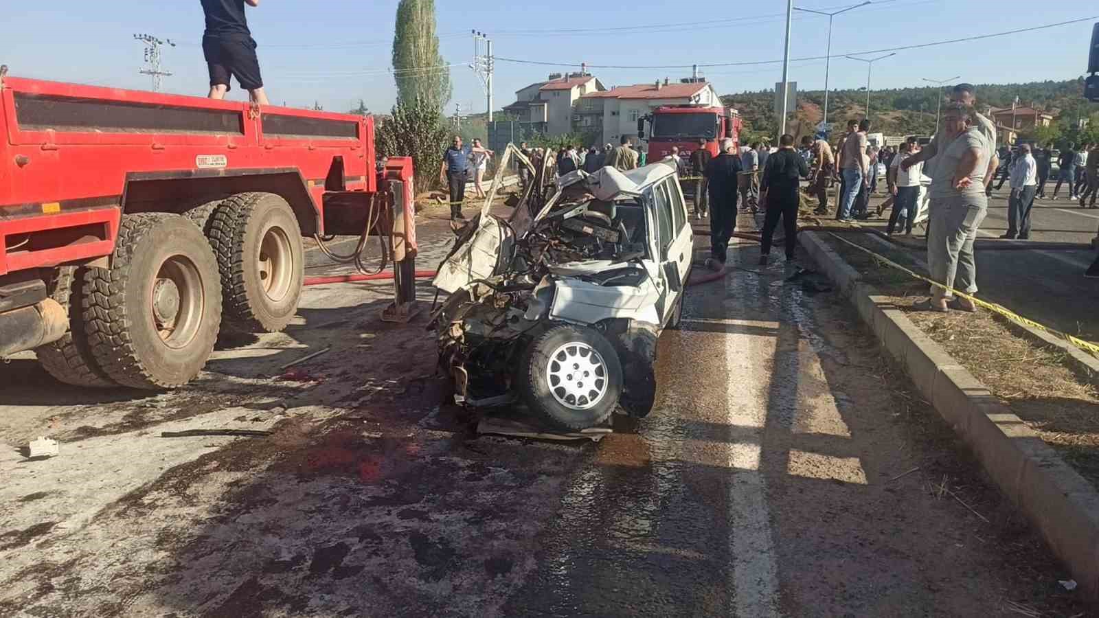 Konya’da otomobil tırla çarpıştı: 3 ölü
