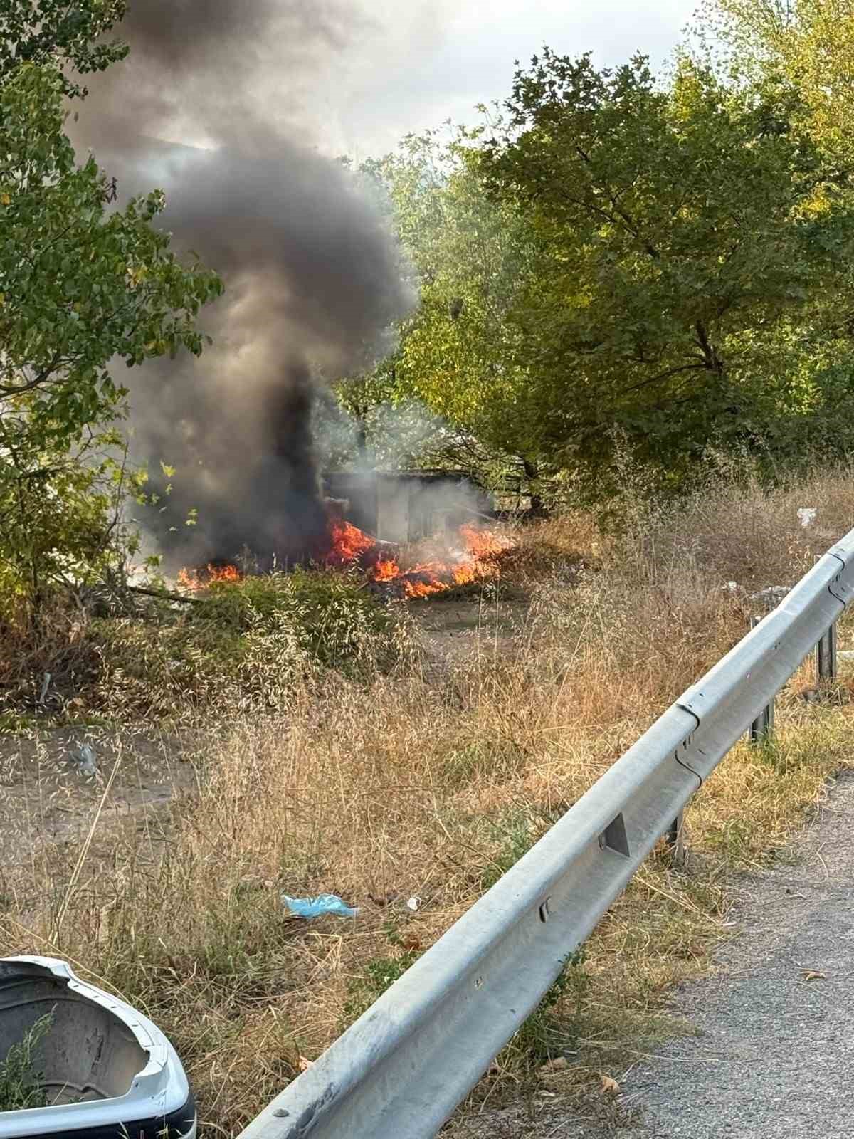 Şarampole uçan otomobil alev topuna döndü 