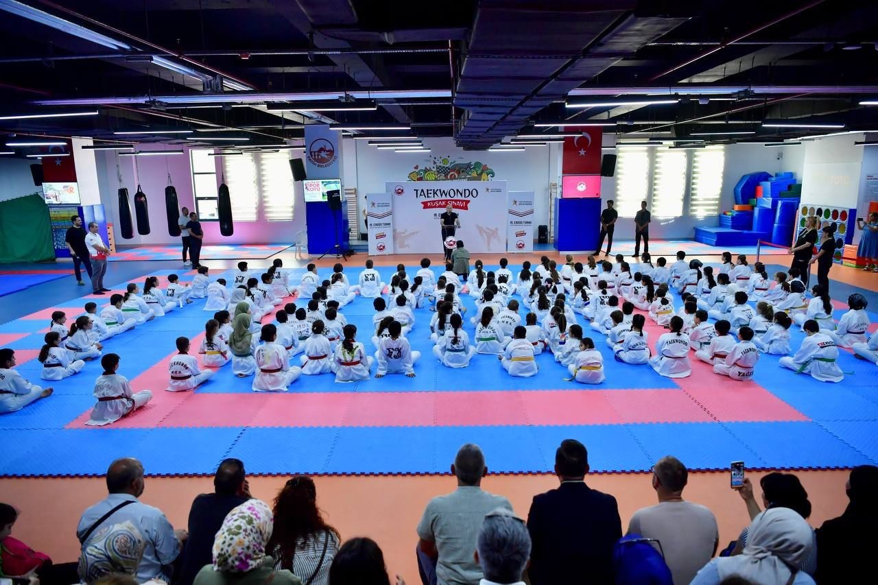 Fatih’te taekwondo gösterisi: 150 lisanslı sporcu yeteneklerini sergiledi