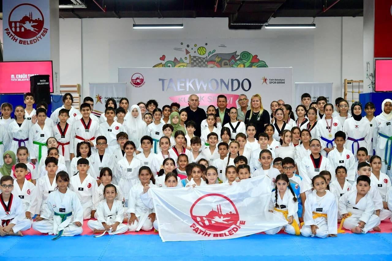 Fatih’te taekwondo gösterisi: 150 lisanslı sporcu yeteneklerini sergiledi 
