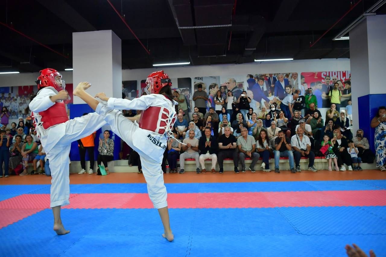 Fatih’te taekwondo gösterisi: 150 lisanslı sporcu yeteneklerini sergiledi 