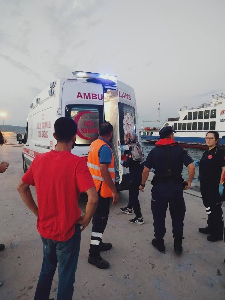 Feribottan denize atlayan kadın kurtarıldı 