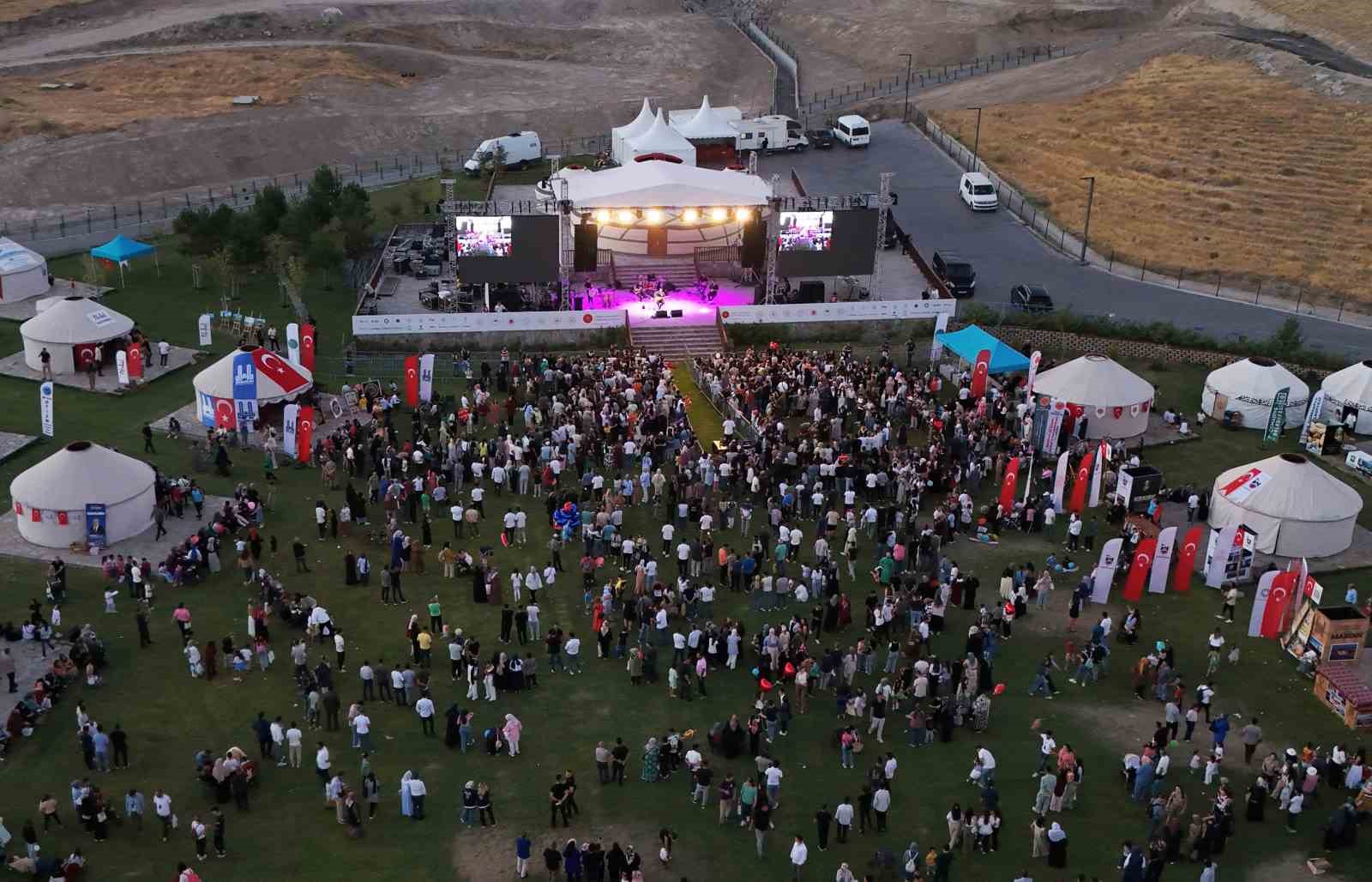 İsmail Altunsaray Ahlat’ta sahne aldı 