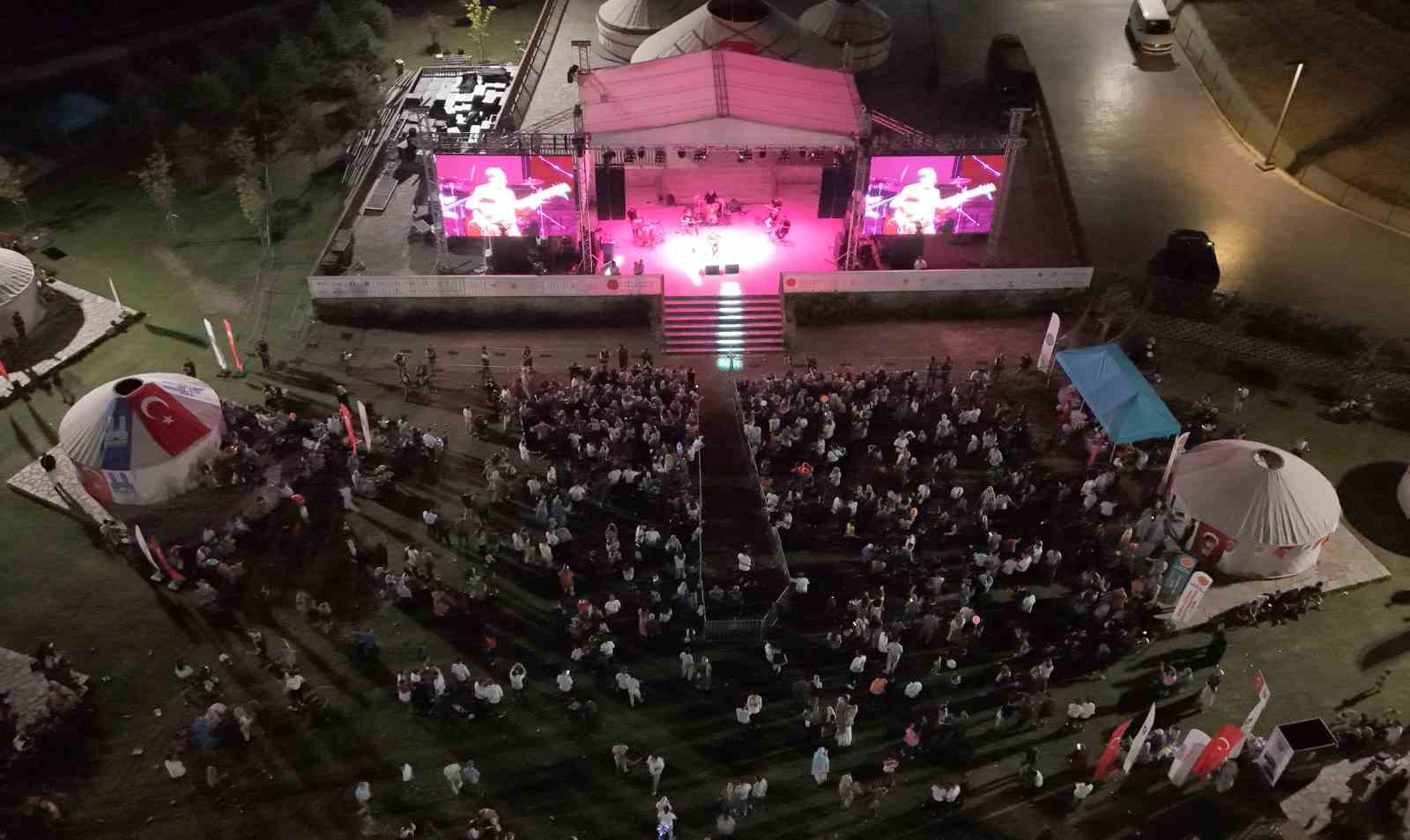 İsmail Altunsaray Ahlat’ta sahne aldı 