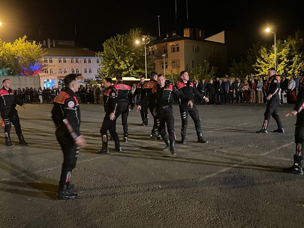 Malazgirt’te zaferin 954. yıldönümünde meşaleler ve Türk bayraklarıyla fener alayı düzenlendi 