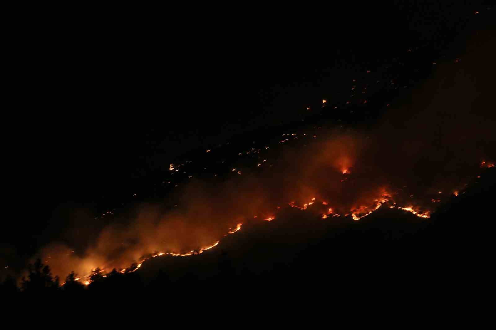 Denizli’de orman yangınına gece karadan müdahale sürüyor 