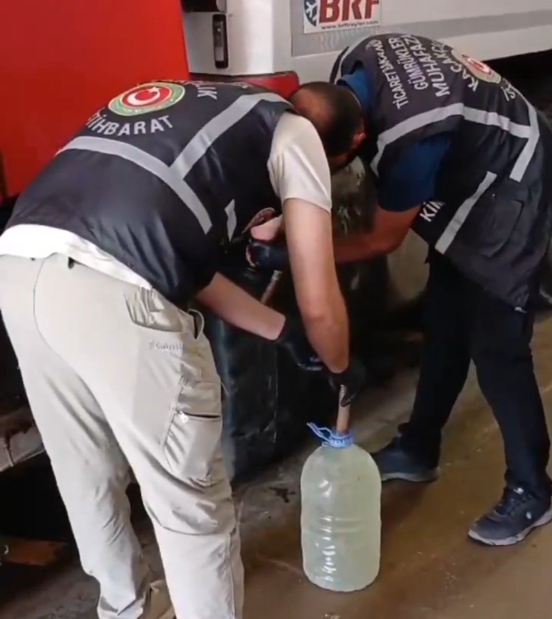 Hakkari’de tırın yakıt deposuna 33 litre sıvı metamfetamin ele geçirildi 