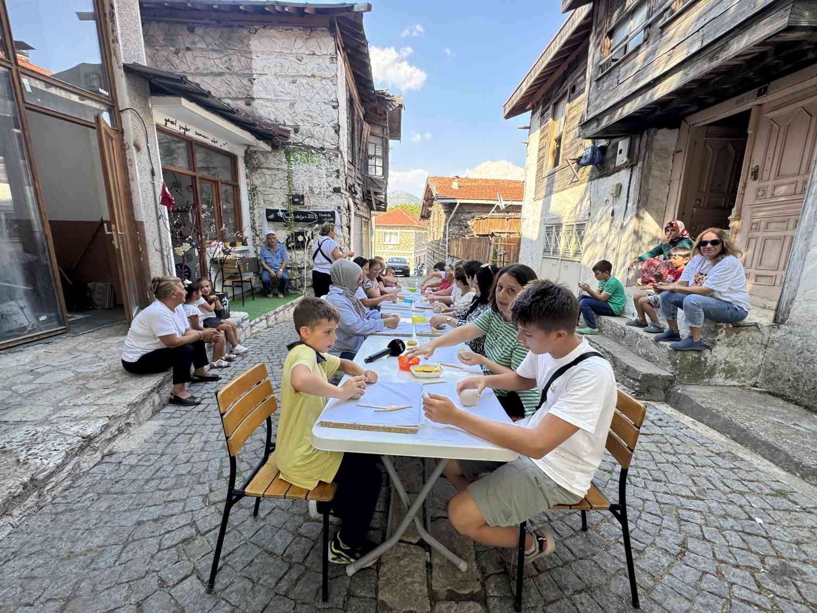 Hayallerini ata toprağında açtığı seramik atölyesiyle gerçekleştirdi 