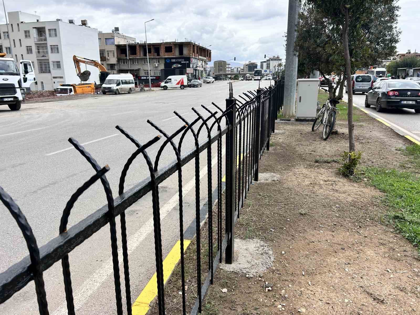 İskenderun’da ölümcül kazalara karşı orta refüje demir korkuluk