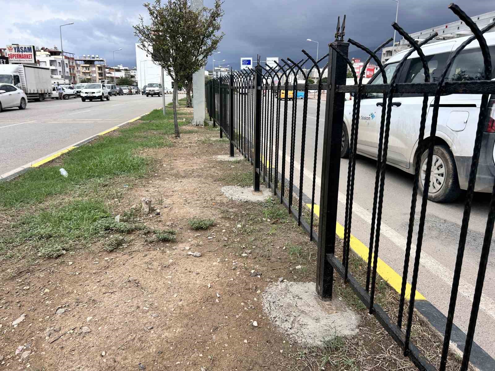 İskenderun’da ölümcül kazalara karşı orta refüje demir korkuluk 